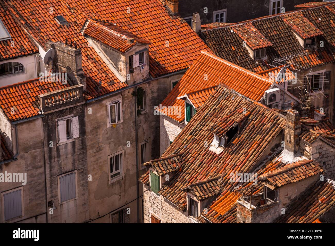 Barrio de azulejos rojos en la parte antigua de la ciudad de Split, Croacia, como se ve desde la cima del campanario de la Catedral de Saint Domnius. Croacia Foto de stock