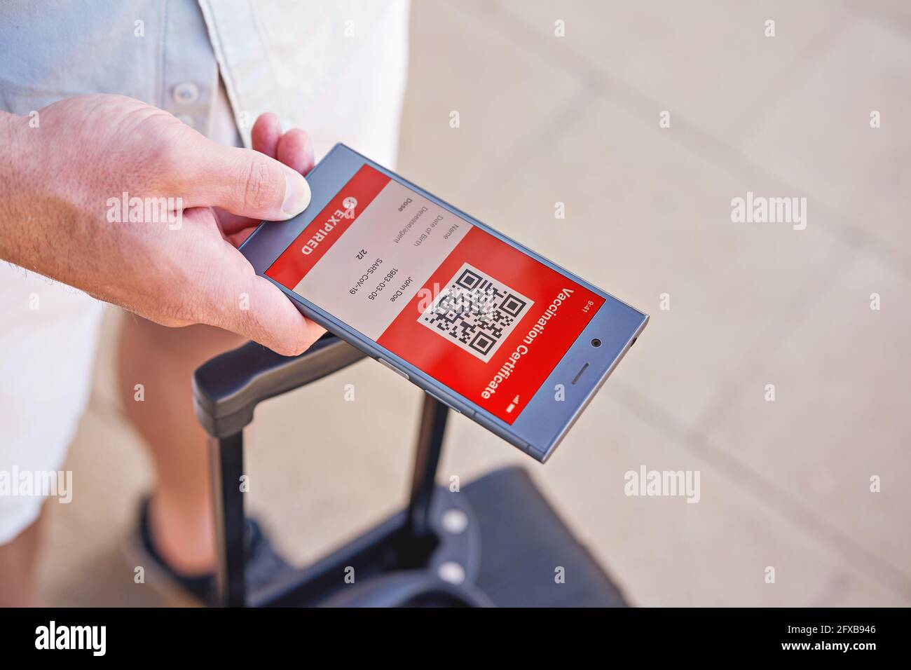 Smartphone en la mano que muestra en la aplicación móvil ...