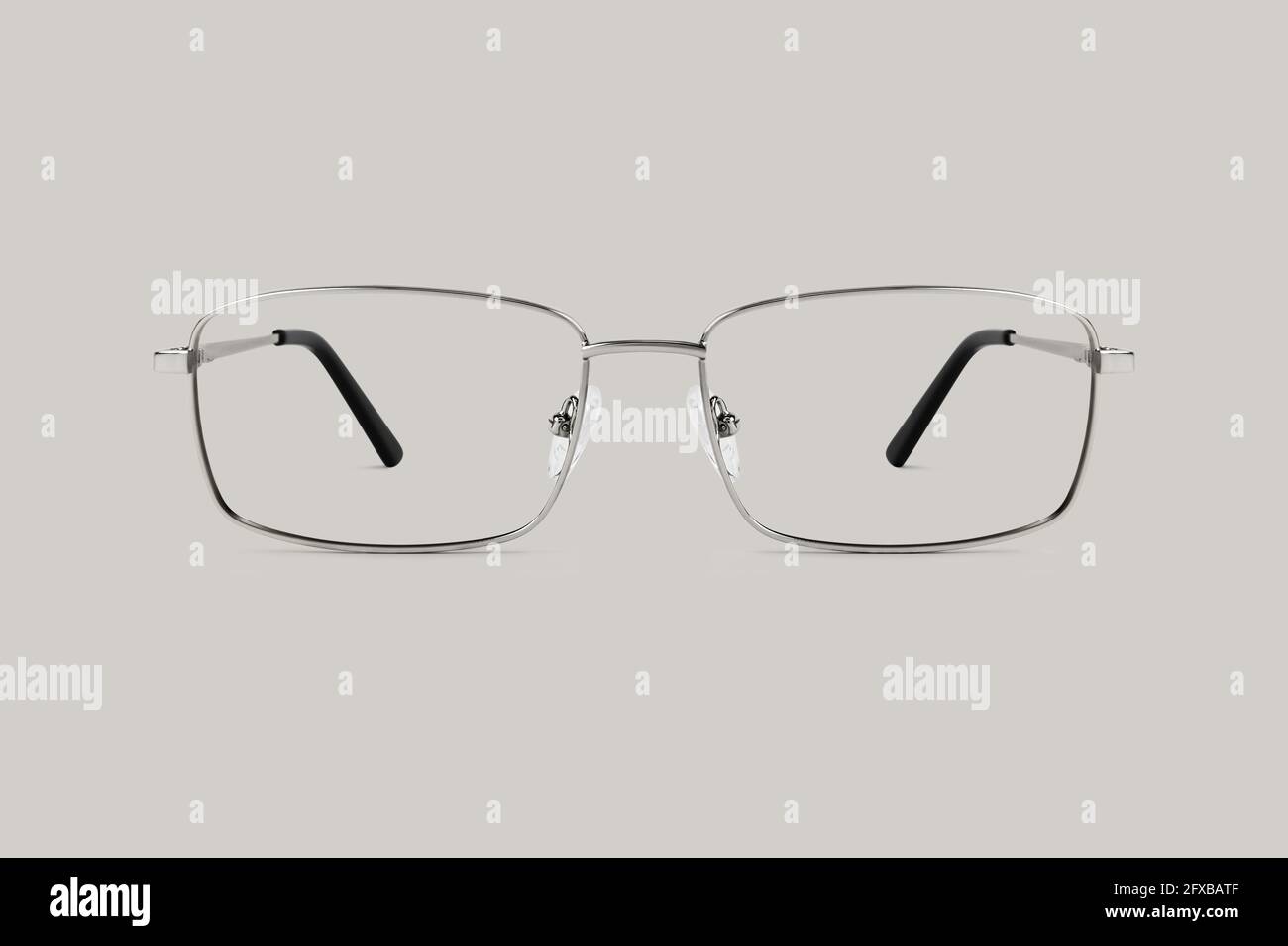 gafas metálicas plateadas aisladas sobre fondo gris, ideales para mostrar o  anunciar signos o para un banner web Fotografía de stock - Alamy