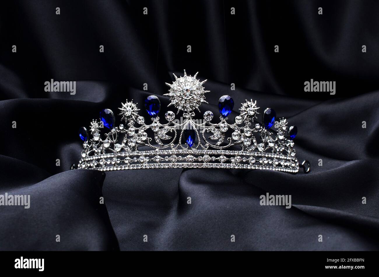tiara de plata con diamantes y zafiros sobre seda negra Fotografía de stock  - Alamy