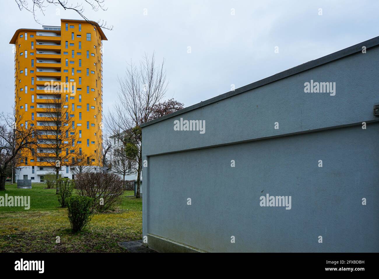 Edificio de gran altura (Sternhaus) de la finca de Siemens en Ramsauerstraße, planeado por Emil Freymuth (09/2009) Munich-Obersendling. Foto de stock