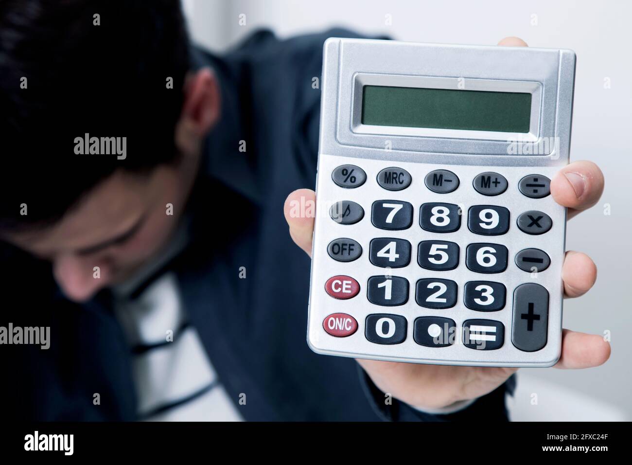 calculadora con problemas de hombre Fotografía de stock - Alamy