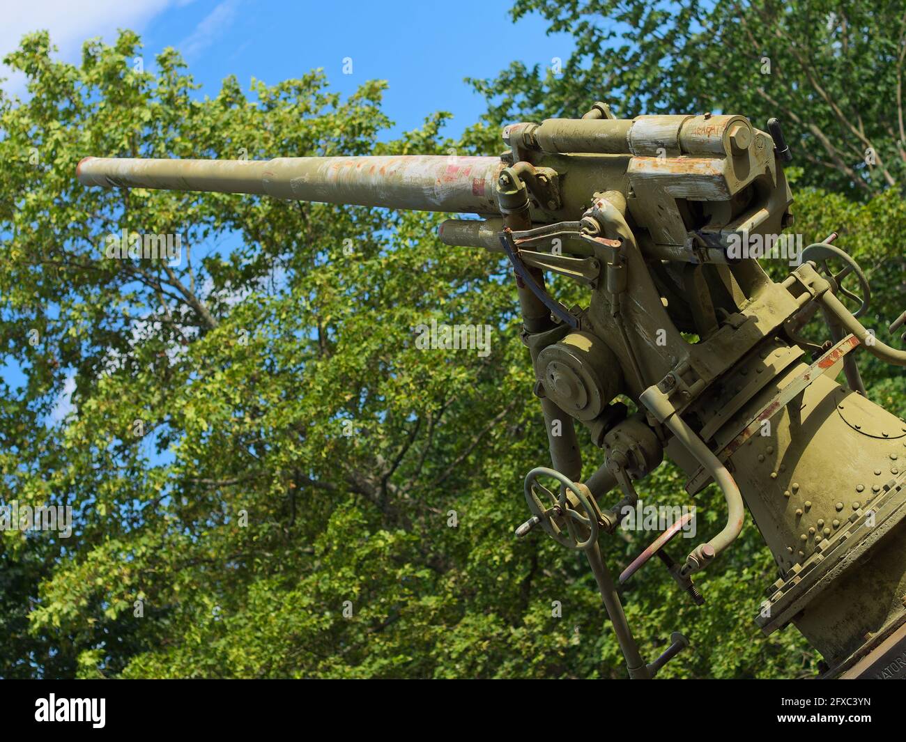 Turku Air Defense Memorial Cannon es un despliegue de artillería estática de un histórico cañón antiaéreo Bofors de 75 mm M30 en Vartiovuori, Turku, Finlandia. Foto de stock