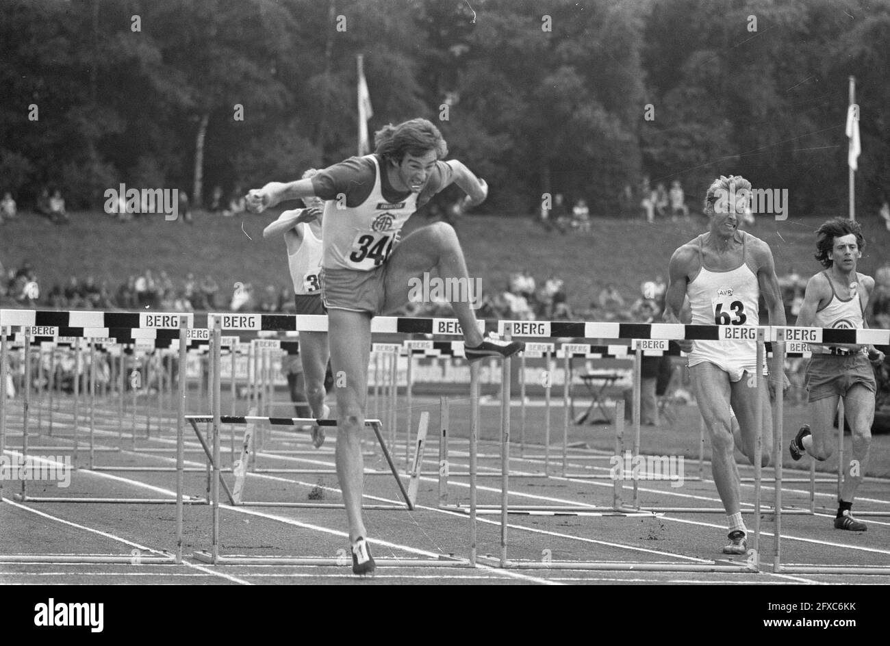 Campeonato Nacional de Atletismo en Kerkrade, Hans van Enkhuyzen en acción  en 110 metros de obstáculos, 5 1972 de agosto, atletismo, vallas,  campeonatos, Países Bajos, agencia de prensa del siglo 20th foto,