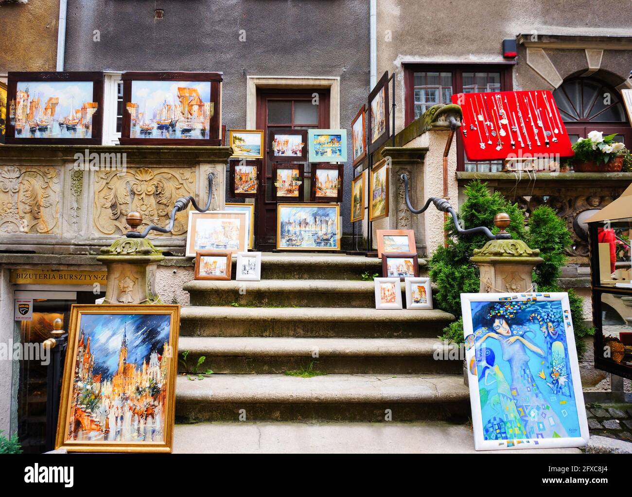 GDANSK, POLONIA - 22 de septiembre de 2015: Exposición de pinturas GDANSKArtwork frente a un edificio Foto de stock