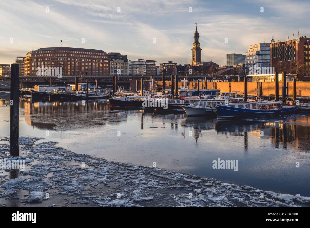 Alemania, Hamburgo, Barcos amarrados en Zollkanal con la Iglesia de San Miguel en el fondo Foto de stock