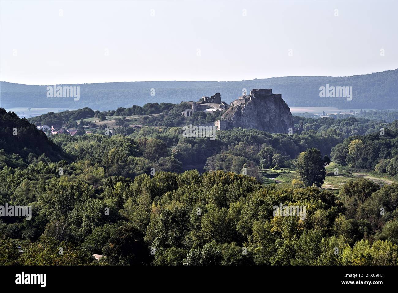 Foto del Castillo Devin durante la mañana de verano, Eslovaquia, Europa Foto de stock