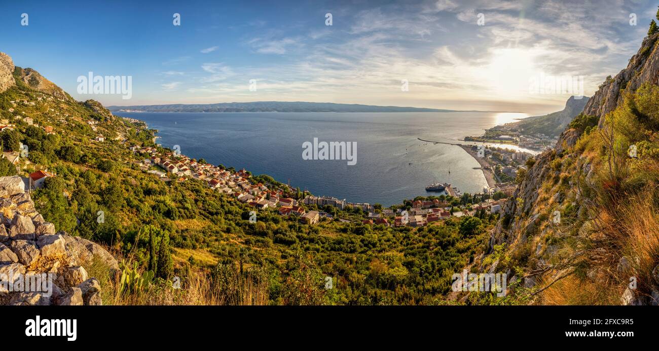 Croacia, Condado de Split-Dalmacia, Omis, Sol se eleva sobre la ciudad costera Foto de stock