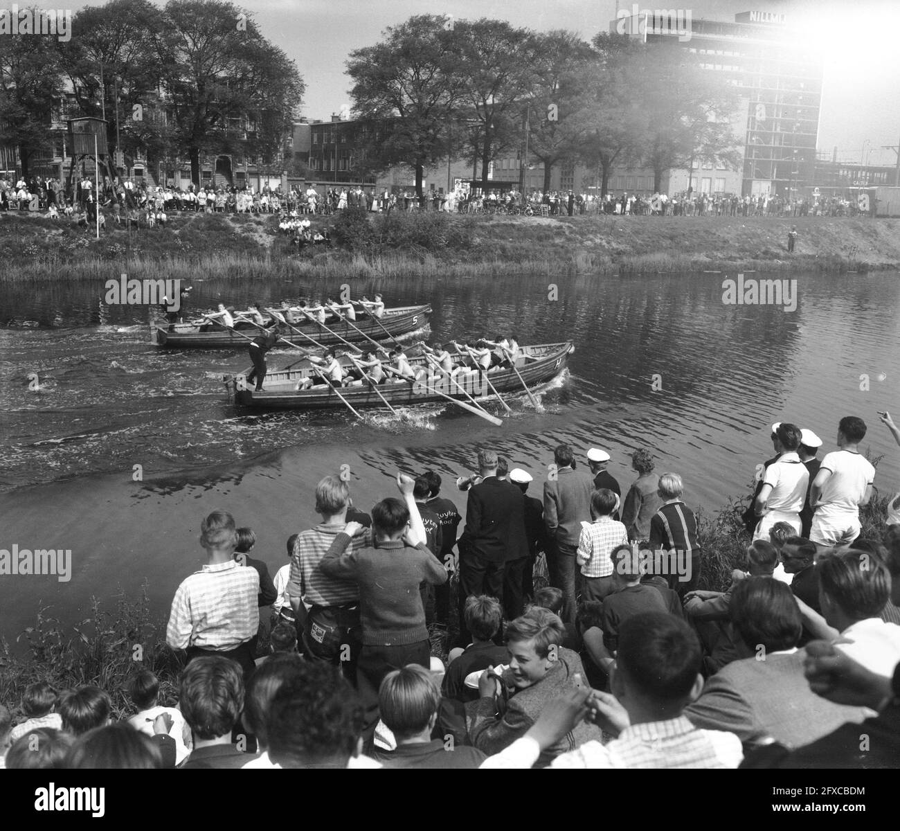 Carrera nacional de sloop para escuelas de pesca y marineros en Houtrust, final de la escuela marinera Den Helder (antecedentes) Jan Vlissingen (primer plano), 7 de mayo de 1960, VISSERIJSCHOLEN, ZEEVAARTSCHOLEN, sloop races, Países Bajos, agencia de prensa del siglo 20th foto, noticias para recordar, documental, fotografía histórica 1945-1990, historias visuales, Historia humana del siglo XX, capturando momentos en el tiempo Foto de stock