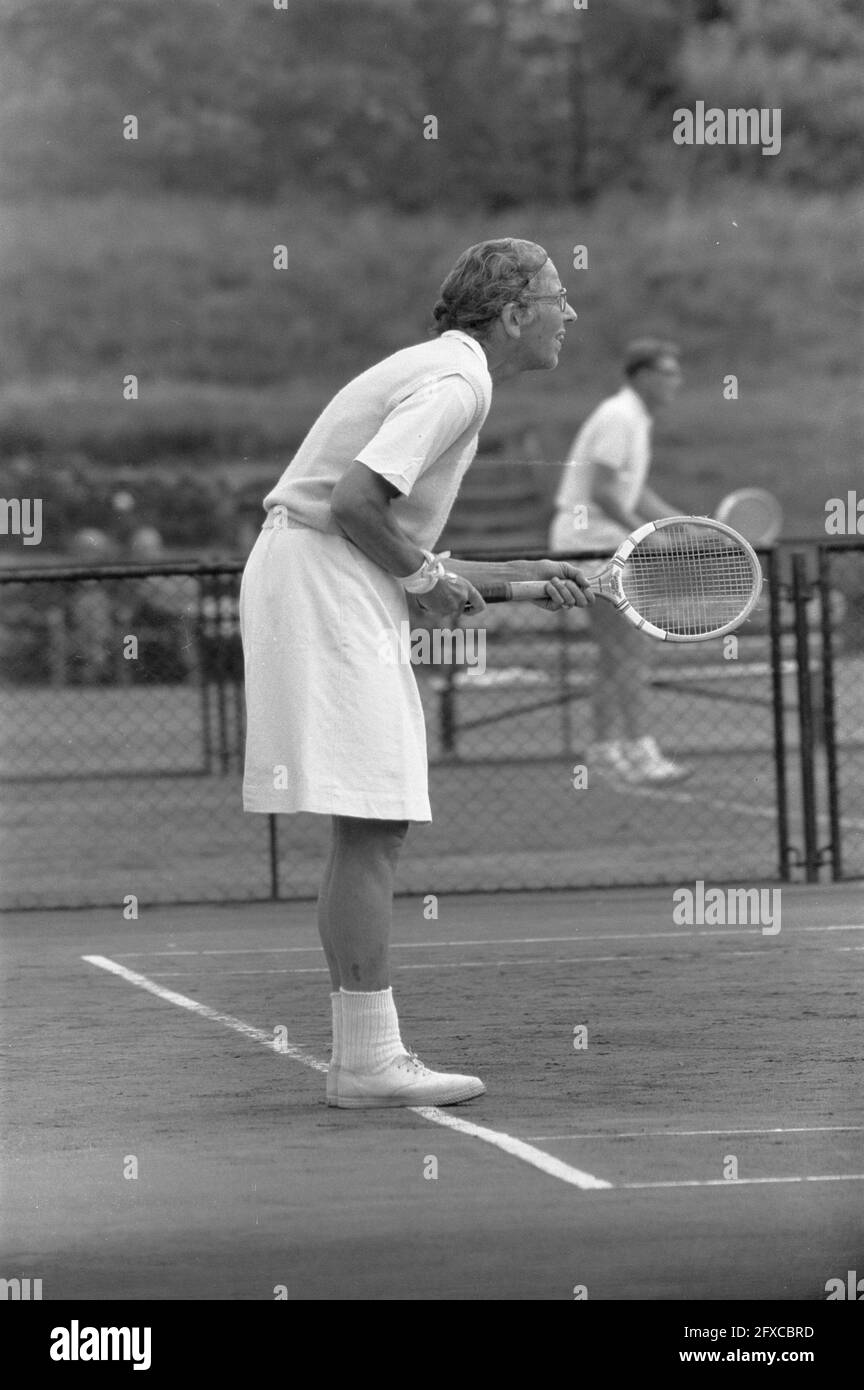 Campeonato Nacional de Tenis de Tiza (L). M. R. M. Rollin Cougvergue  participante más antiguo, 14 de agosto de 1961, participantes, campeonatos,  Tenis, Países Bajos, agencia de prensa del siglo 20th foto,