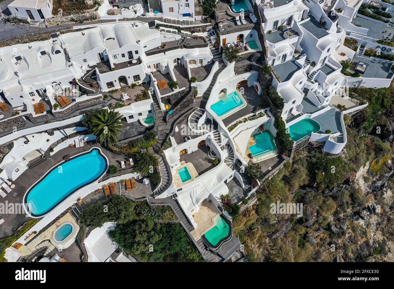 Grecia, Santorini, Oia, Vista aérea de hotel de lujo con piscinas Foto de stock