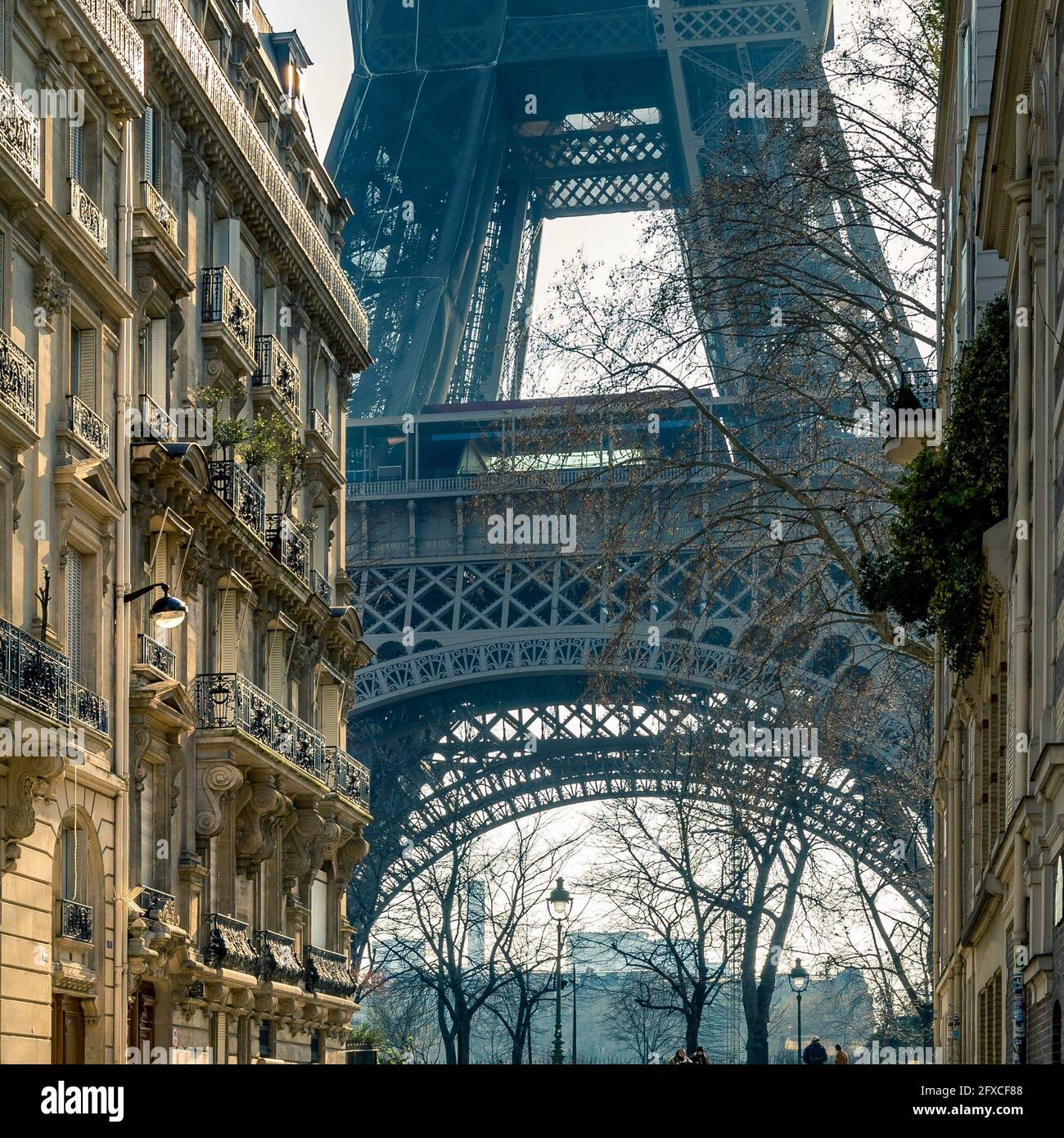 París, Francia - 8 de marzo de 2021: Calle acogedora con vistas a la Torre Eiffel en París. La Torre Eiffel es uno de los monumentos más emblemáticos Foto de stock
