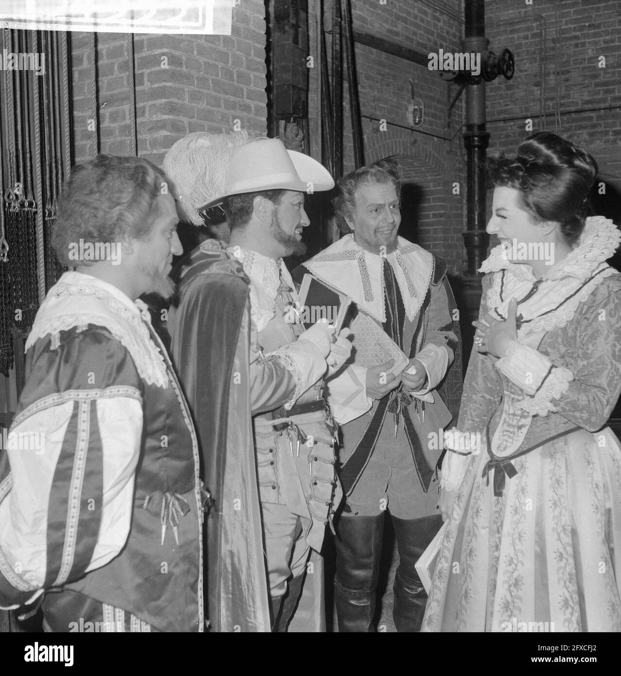 Opera I. Puritani en el Teatro de la Ciudad. Luc. Saldari, Forgioni, Lorenzo Faetani, Anna Moffo, enero de 23, 1962, CITY SCENERY, Holanda, agencia de prensa del siglo 20th foto, noticias para recordar, documental, fotografía histórica 1945-1990, historias visuales, Historia humana del siglo XX, capturando momentos en el tiempo Foto de stock