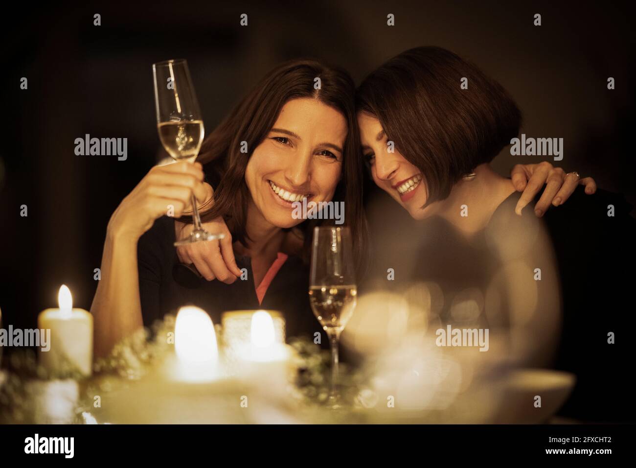 Felices amigas tomando vino en casa Fotografía de stock - Alamy