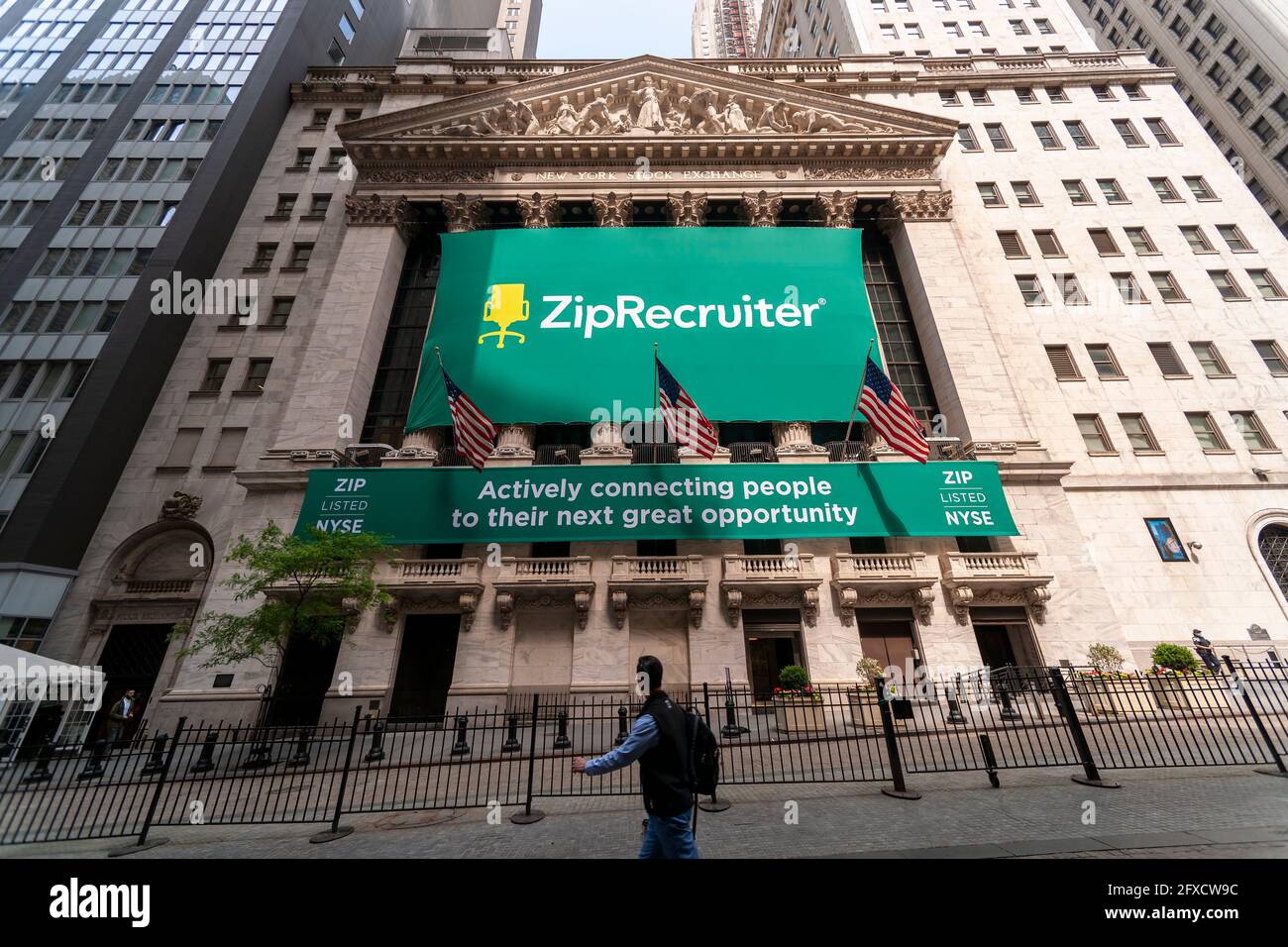 La Bolsa de Nueva York está decorada el miércoles 26 de mayo de 2021 para la cotización directa de ZipRecruiter. ZipRecruiter es la cuarta empresa este año en ir a la ruta de un listado directo en contraposición a una oferta pública inicial (© Richard B. Levine) Foto de stock