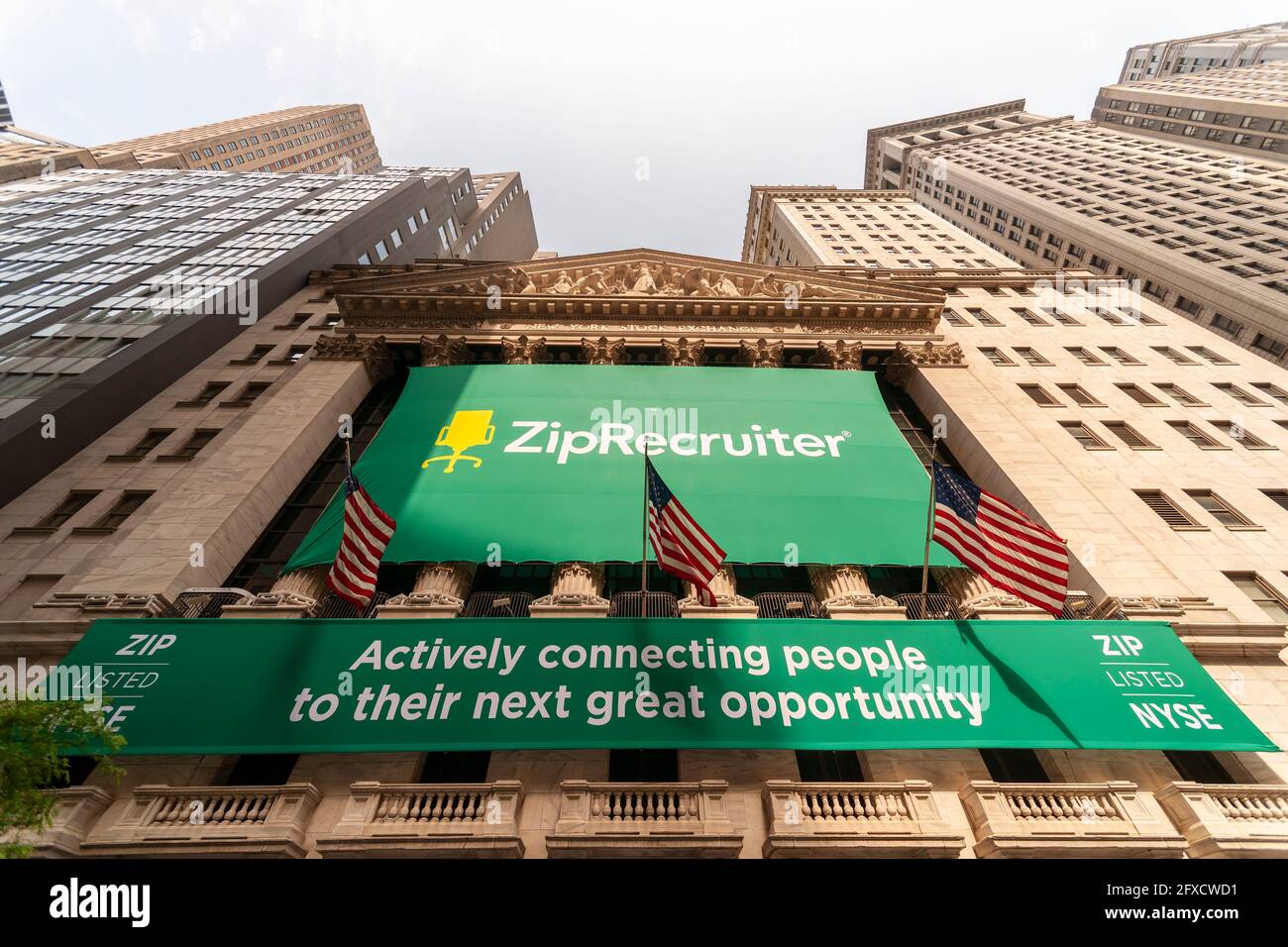 La de Nueva York está decorada miércoles 26 de mayo de 2021 para la cotización directa de ZipRecruiter. ZipRecruiter es la cuarta empresa este año en ir la ruta