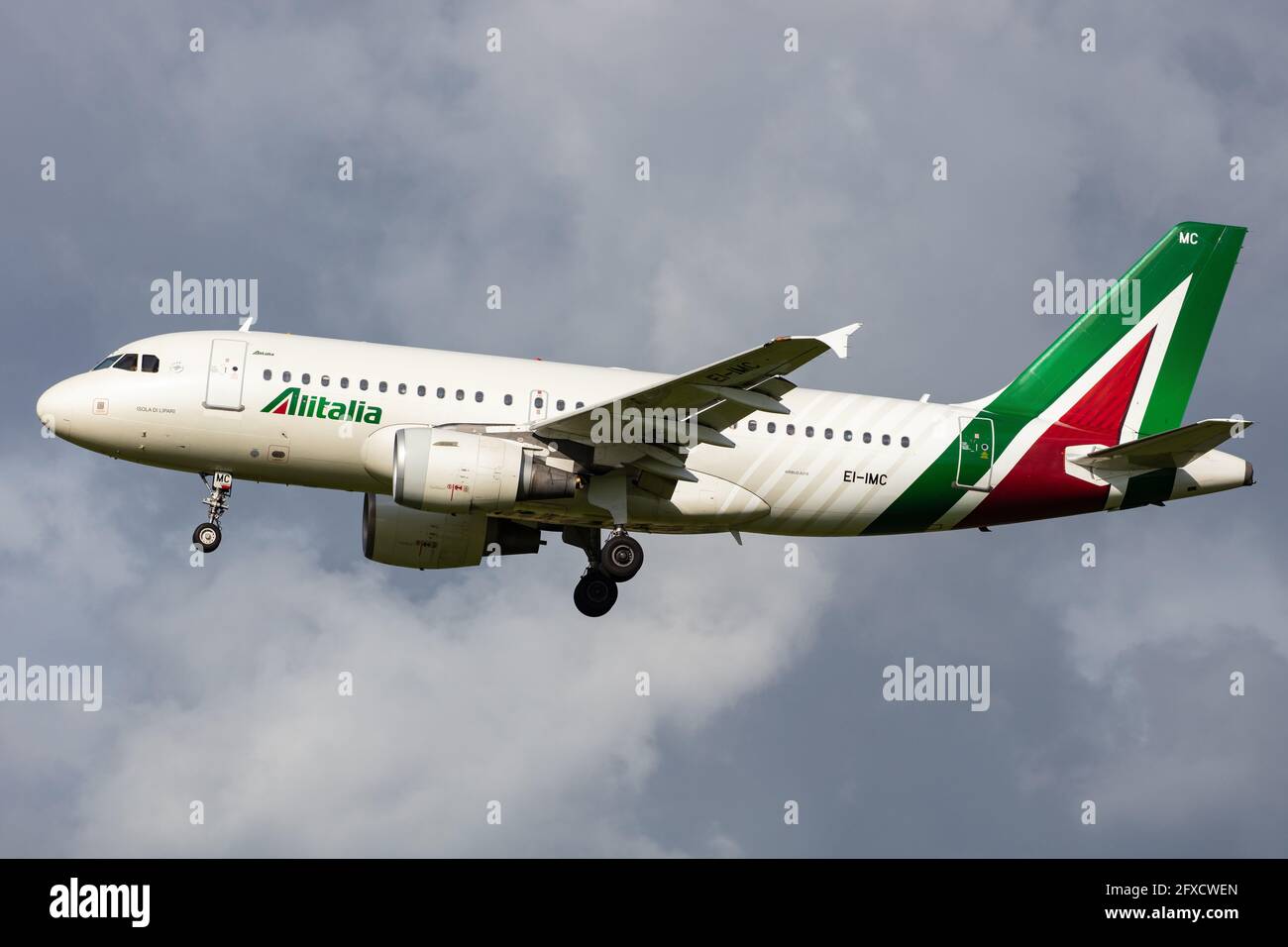 ÁMSTERDAM, PAÍSES BAJOS - 13 de septiembre de 2020: Alitalia (AZ / AZA) que se aproxima al aeropuerto de Schiphol (EHAM/AMS) con un Airbus A319-112 (EI-IMC/2057). Foto de stock