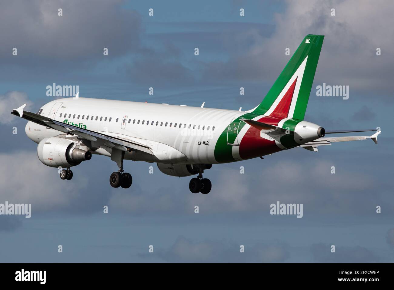 ÁMSTERDAM, PAÍSES BAJOS - 13 de septiembre de 2020: Alitalia (AZ / AZA) que se aproxima al aeropuerto de Schiphol (EHAM/AMS) con un Airbus A319-112 (EI-IMC/2057). Foto de stock