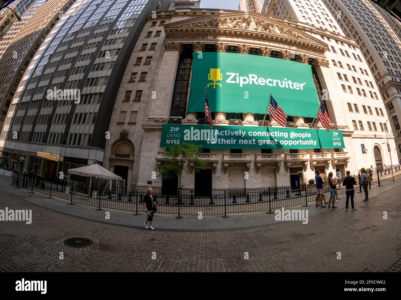 La Bolsa de Nueva York está decorada el miércoles 26 de mayo de 2021 para la cotización directa de ZipRecruiter. ZipRecruiter es la cuarta empresa este año en ir a la ruta de un listado directo en contraposición a una oferta pública inicial (© Richard B. Levine) Foto de stock