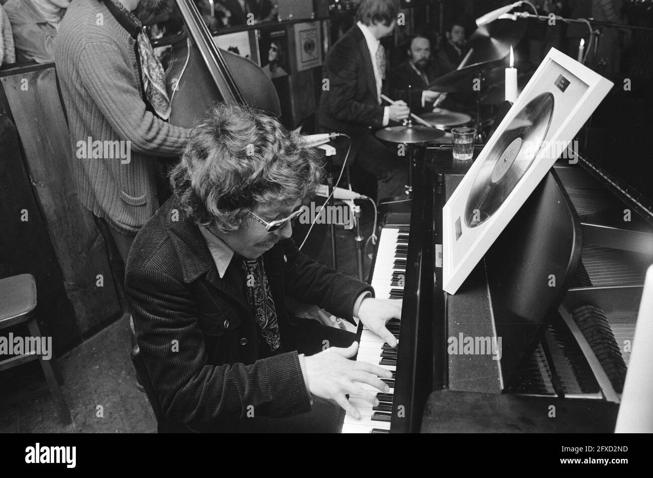 El pianista Louis van Dijk recibe el primer LP de oro en el puerto  deportivo Van Dijk, Oost-Loosdrecht; Van Dijk detrás del piano, 20 de enero  de 1971, discos gramófonos, música, premios,