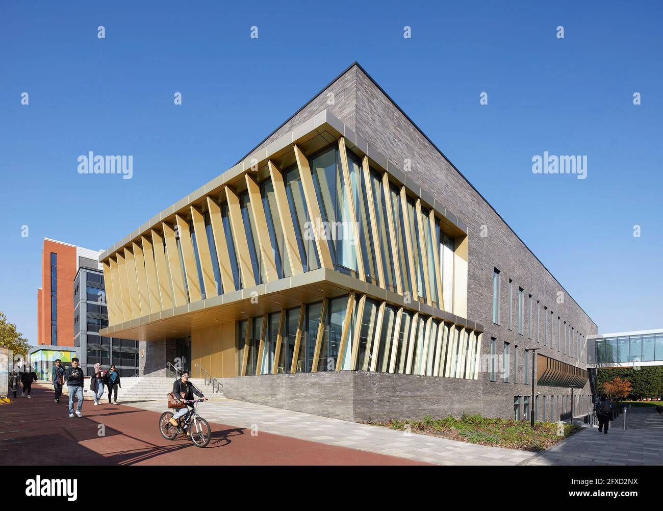 Elevación de esquina con entrada principal. University of Birmingham, Collaborative Teaching Laboratory, Birmingham, Reino Unido. Arquitecto: Sheppard roba Foto de stock