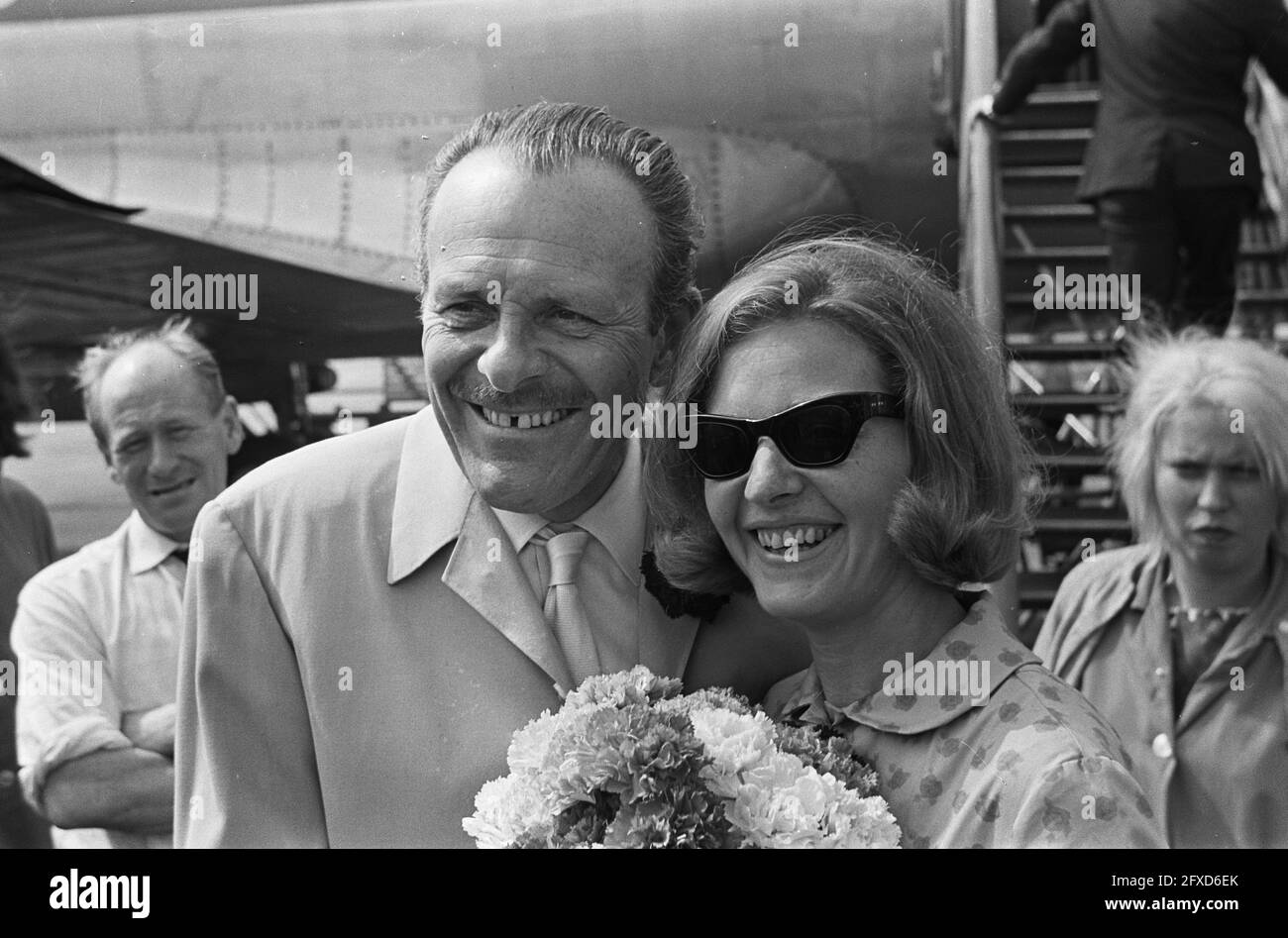 Estreno de la película Wacky Guys in their Flying Crates (título en inglés, esos magníficos hombres en sus máquinas voladoras) en Holanda. Terry Thomas y su esposa a su llegada al aeropuerto de Schiphol, 15 de julio de 1965, llegada y salida, actores, Estrellas de cine, aeropuertos, Países Bajos, agencia de prensa del siglo 20th foto, noticias para recordar, documental, fotografía histórica 1945-1990, historias visuales, Historia humana del siglo XX, capturando momentos en el tiempo Foto de stock