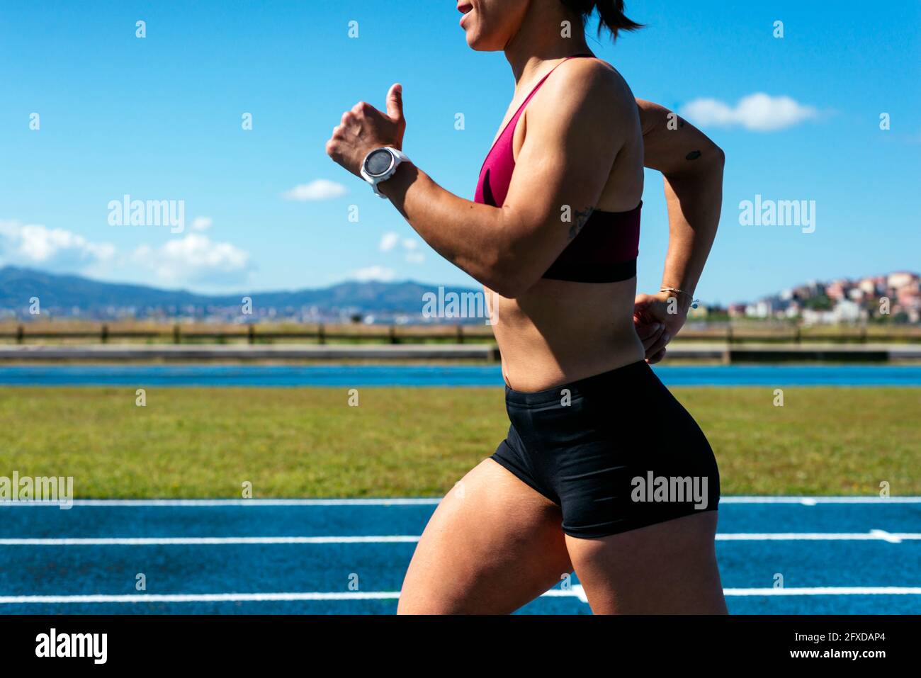Primer plano de una joven mujer sprinter entrenando en un atletismo  seguimiento Fotografía de stock - Alamy