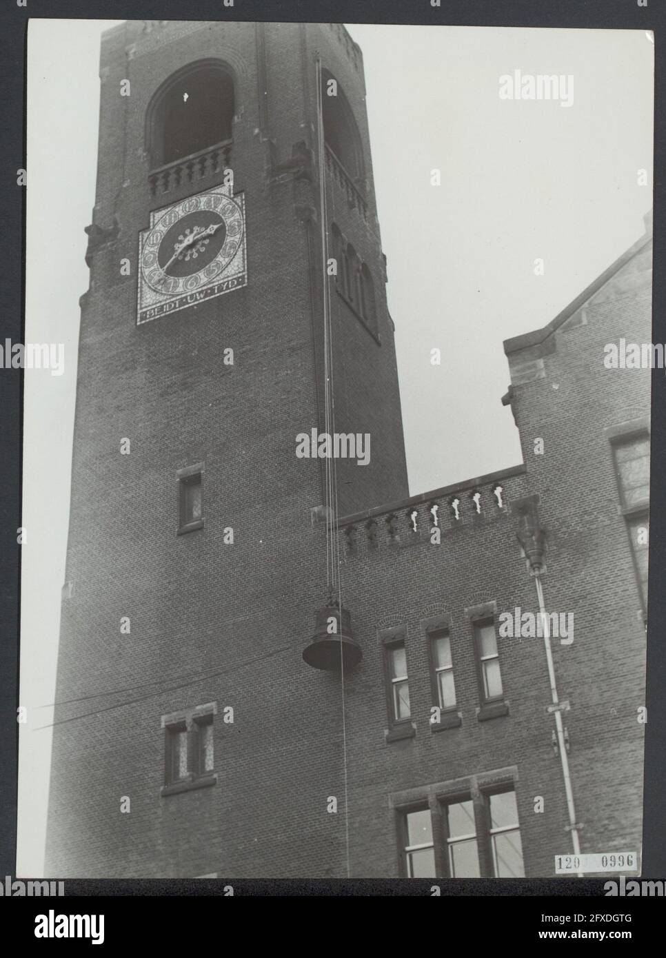 Reloj de la torre de los Beurs van Berlage, retirado por los alemanes en la Segunda  Guerra Mundial, se cuelga detrás después de la guerra, 1945 de agosto,  edificios, relojes, torres, Guerra
