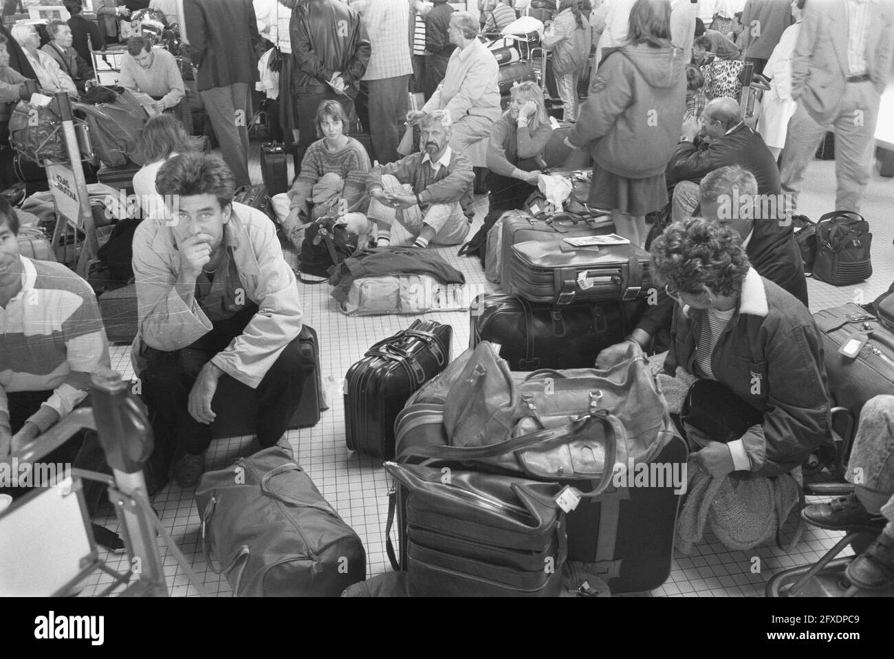 Huelga del personal de manipulación de equipaje de KLM y cargadores en el  aeropuerto de Schiphol; pasajeros con maletas, 1 de octubre de 1988,  huelgas, Aeropuertos, Países Bajos, agencia de prensa del