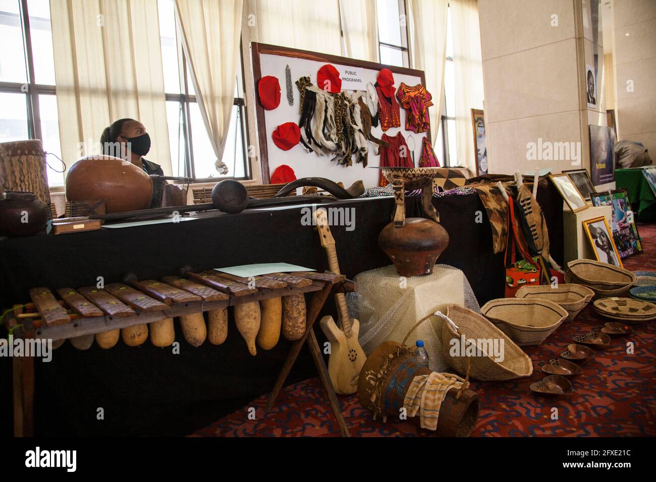 Lusaka, Zambia. 26th de mayo de 2021. Los instrumentos musicales y las  obras de arte tradicionales se exhiben en una exposición durante el  lanzamiento del tema del Día de África en Lusaka,