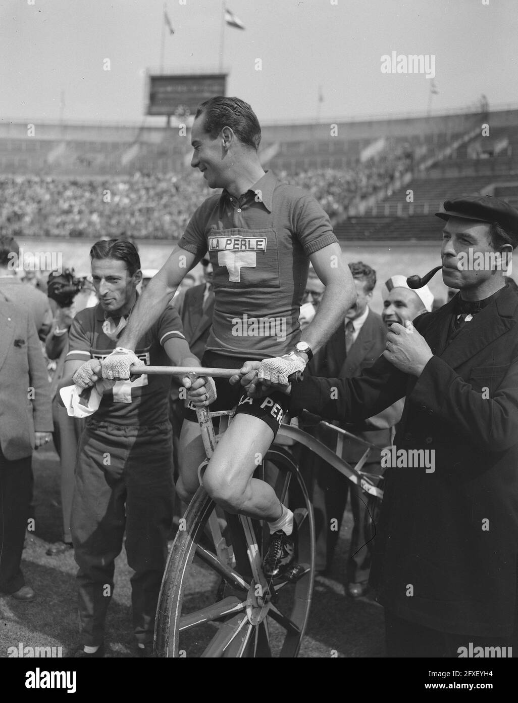 Tour de Francia, salida desde Amsterdam, Koblet en bicicleta holandesa  vieja, 8 de julio de 1954, deportes, carreras de bicicletas, Países Bajos,  agencia de prensa del siglo 20th foto, noticias para recordar,