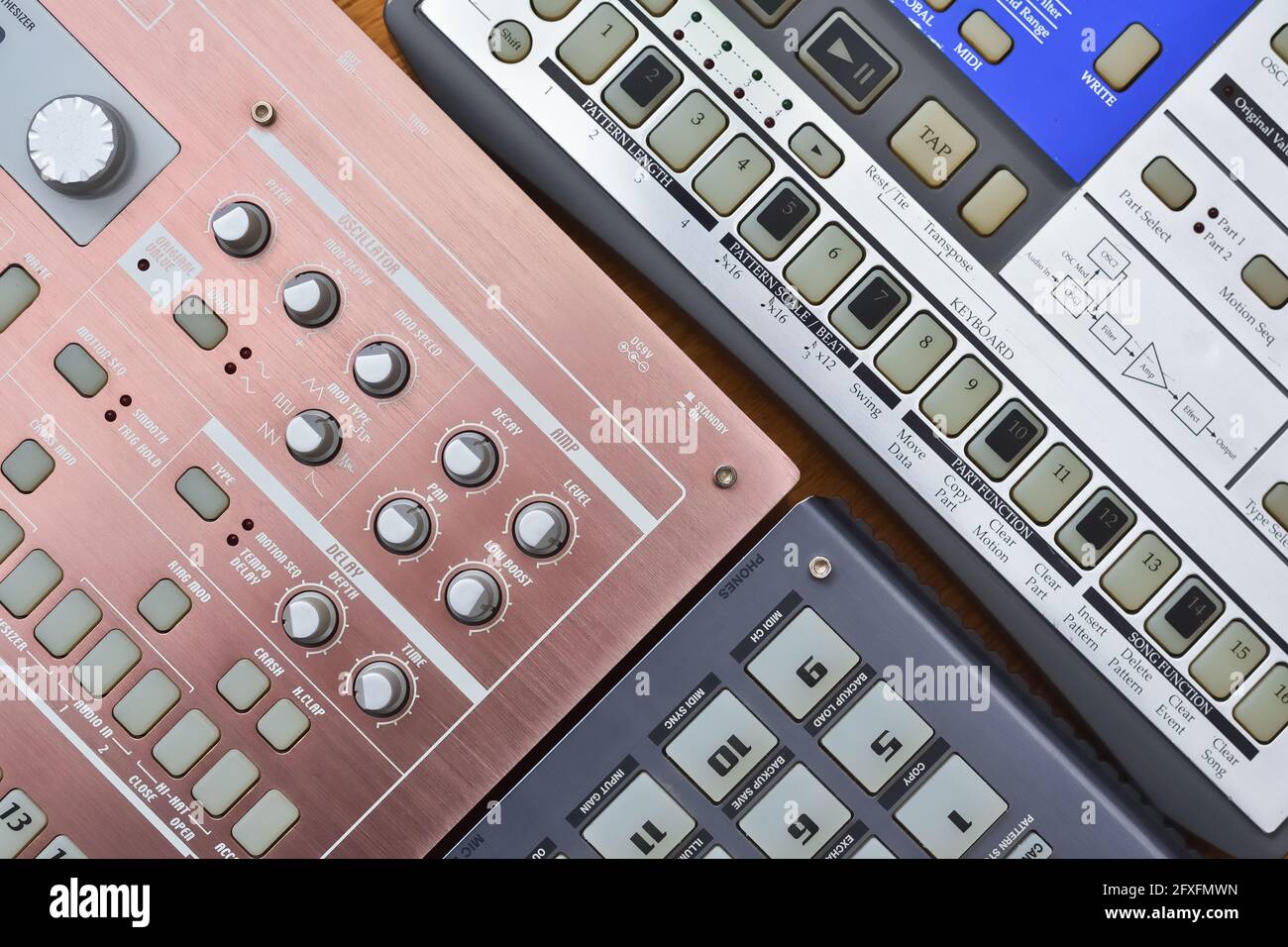 instrumentos musicales electrónicos analógicos para crear y componer música  electrónica y sonido Fotografía de stock - Alamy