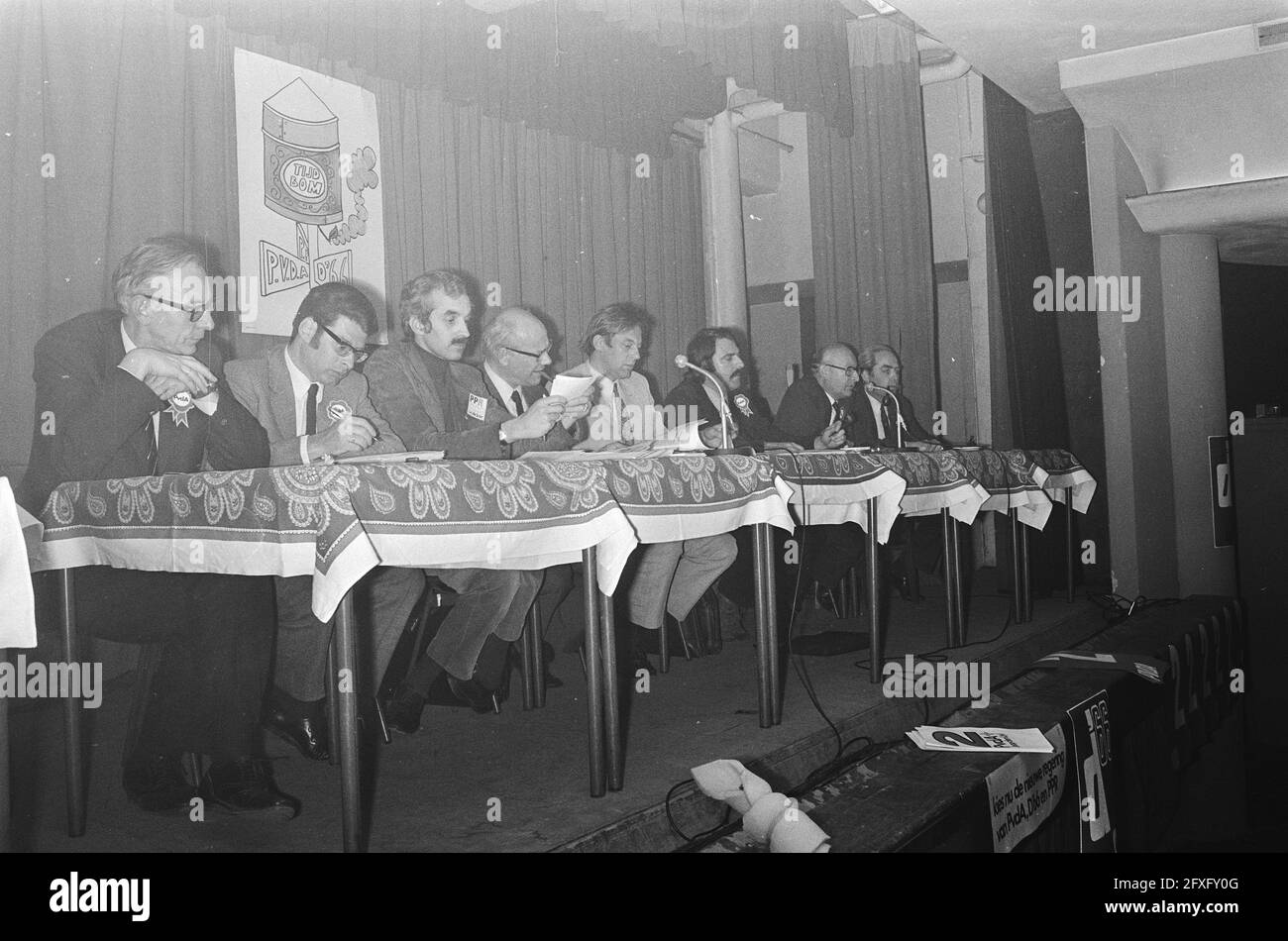 De izquierda a derecha Van der Stoel (PvdA), Van Thijn (PvdA), Jurgens (PPR), Den Uyl (PvdA), Van Mierlo (D66), Van der Louw (PvdA), Van den Bergh (PvdA), Van Lookeren Campagne (D66), 26 de abril de 1971, reuniones, políticos, Partidos políticos, Países Bajos, agencia de prensa del siglo 20th foto, noticias para recordar, documental, fotografía histórica 1945-1990, historias visuales, Historia humana del siglo XX, capturando momentos en el tiempo Foto de stock