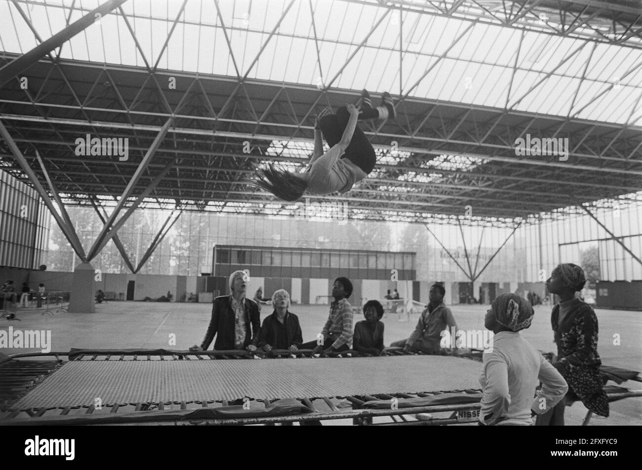 Jumping trampoline Imágenes de stock en blanco y negro - Página 2 - Alamy