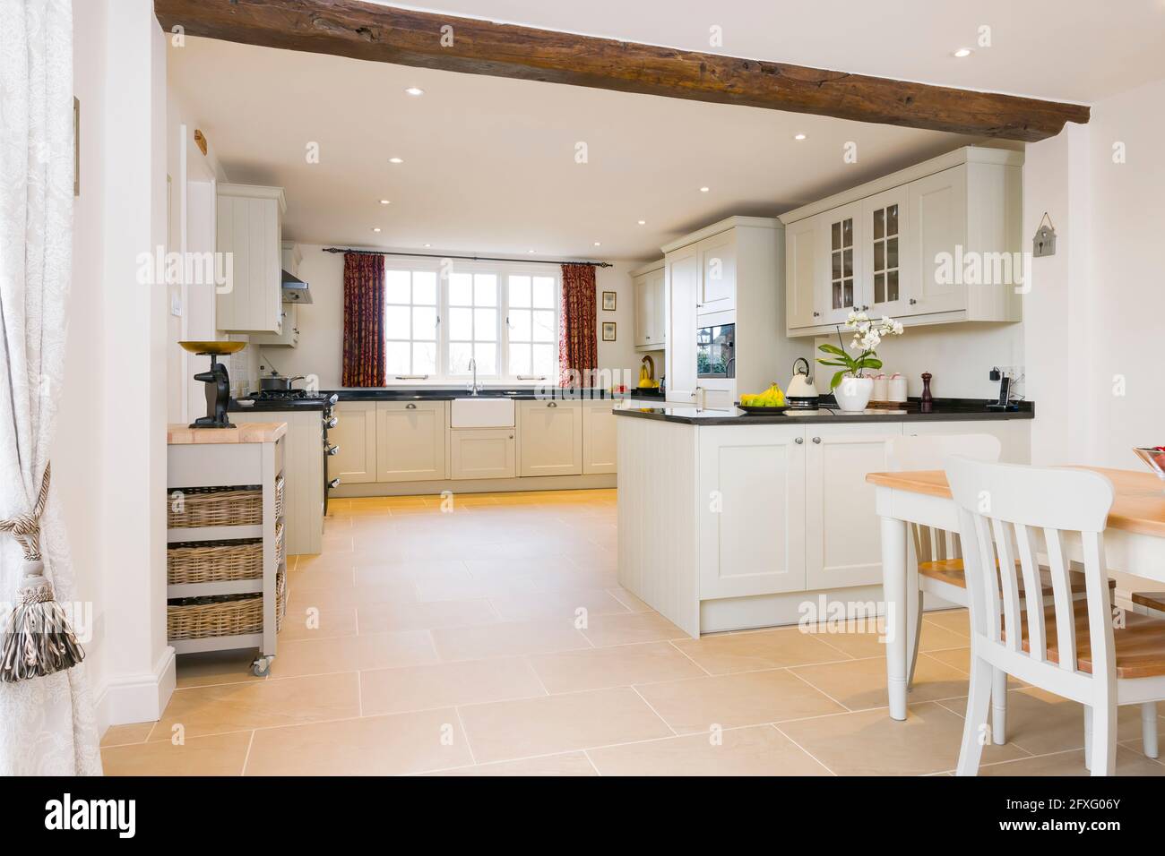 Muebles de cocina modulares de madera pintada de color blanco con suelo de  baldosas de porcelana, cocinas de lujo del Reino Unido Fotografía de stock  - Alamy