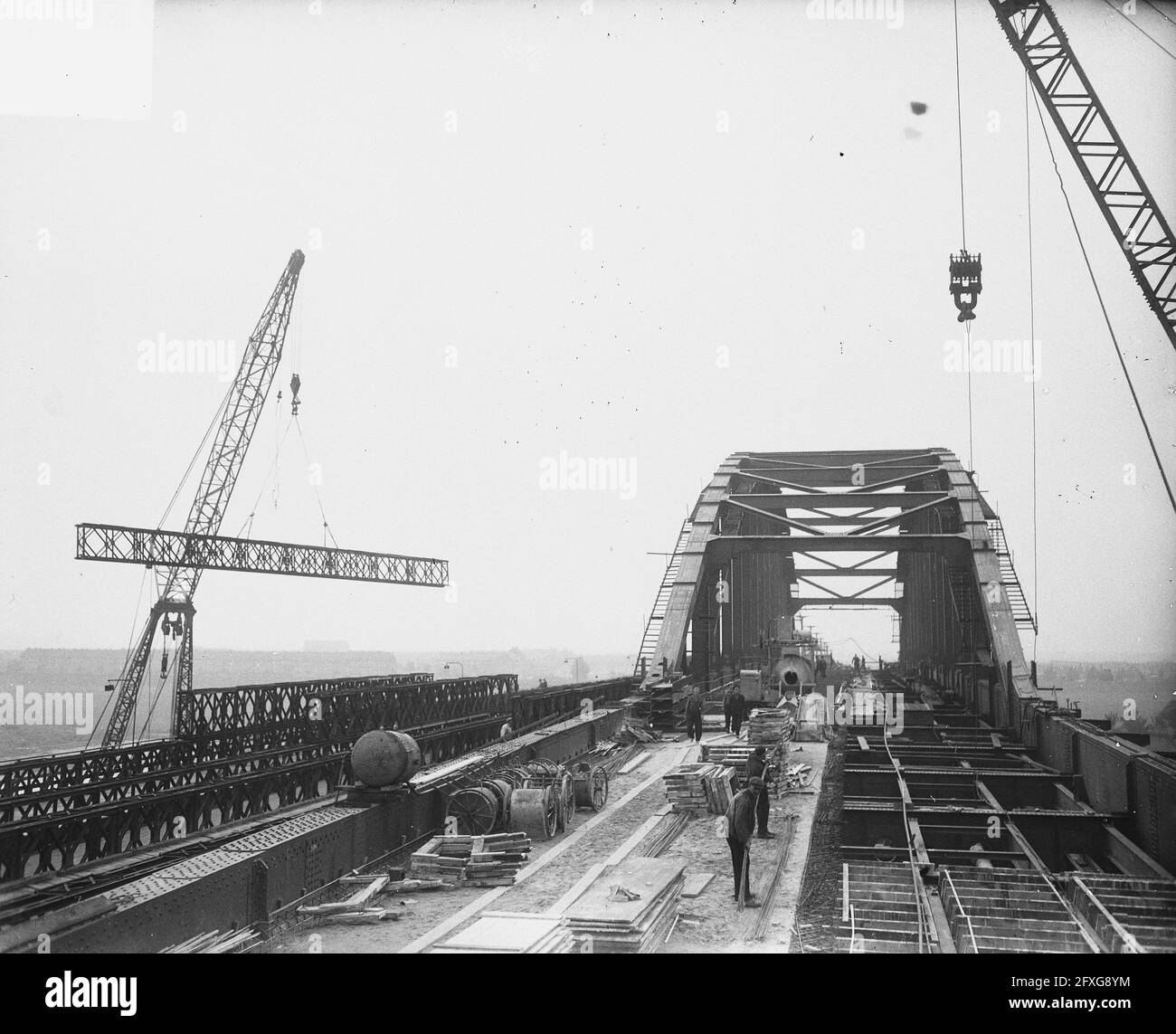 Puente de carretera sobre Rin [Rijnbrug] en Arnhem, 22 de septiembre de 1949, puentes de carretera, Países Bajos, agencia de prensa del siglo 20th foto, noticias para recordar, documental, fotografía histórica 1945-1990, historias visuales, Historia humana del siglo XX, capturando momentos en el tiempo Foto de stock