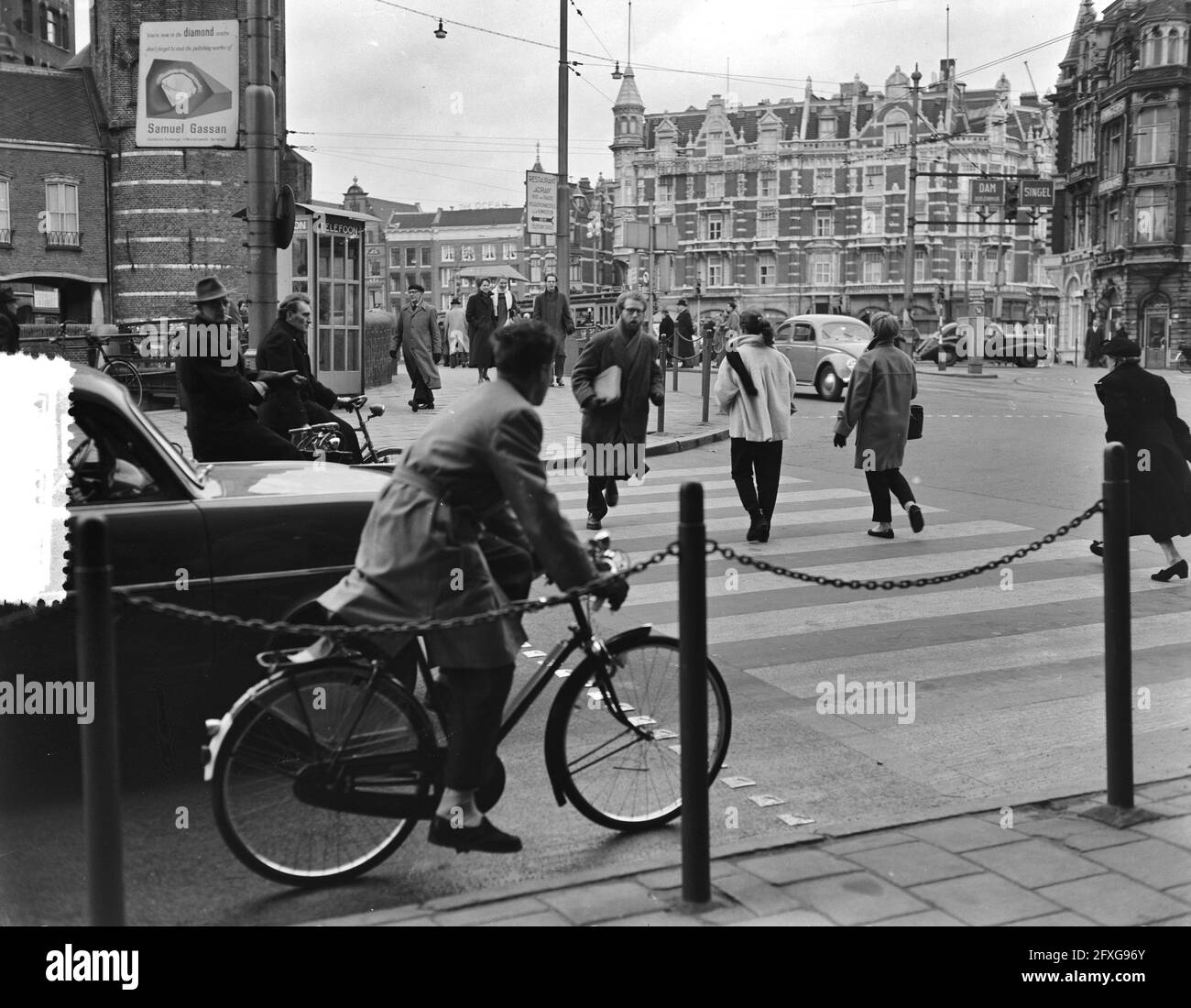 Amsterdam señal de tráfico saltar cruzando cebra, 20 de enero de 1956, CEBRAS, Países Bajos, 20th siglo agencia de prensa foto, noticias para recordar, documental, fotografía histórica 1945-1990, historias visuales, Historia humana del siglo XX, capturando momentos en el tiempo Foto de stock