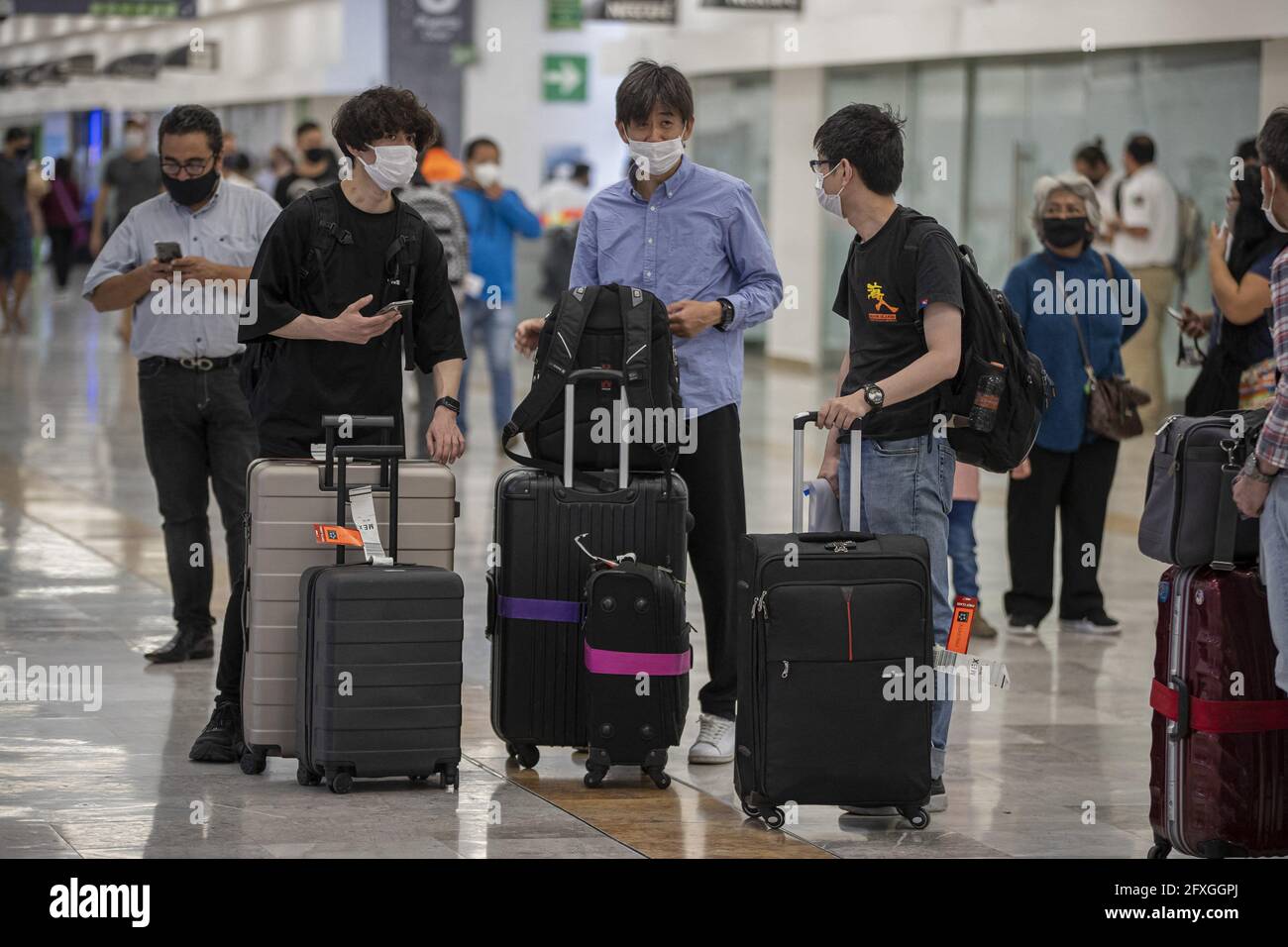 Los pasajeros llegan al Aeropuerto Internacional de la Ciudad de México para  embarcar en sus vuelos, el aeropuerto está lleno después de que las  autoridades permitieran vuelos debido a la alerta amarilla