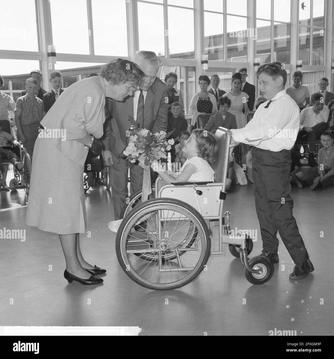 La reina Juliana paga una visita a la escuela de Mythyl en Utrecht, 2 de  julio de 1964, visitas, reinas, Países Bajos, agencia de prensa del siglo  20th foto, noticias para recordar,