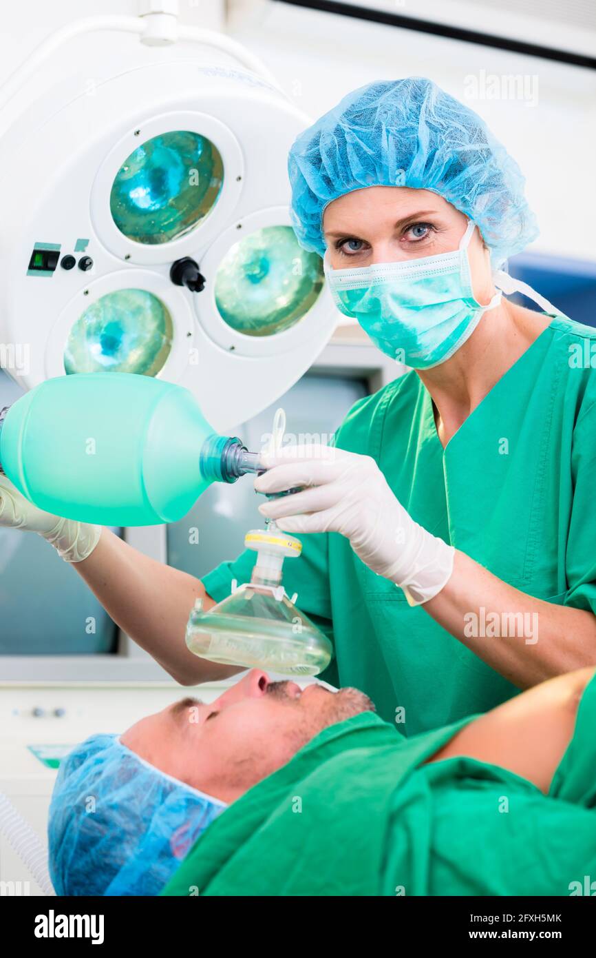Cirujano máscara anestesia en el quirófano hospital Fotografía de stock - Alamy