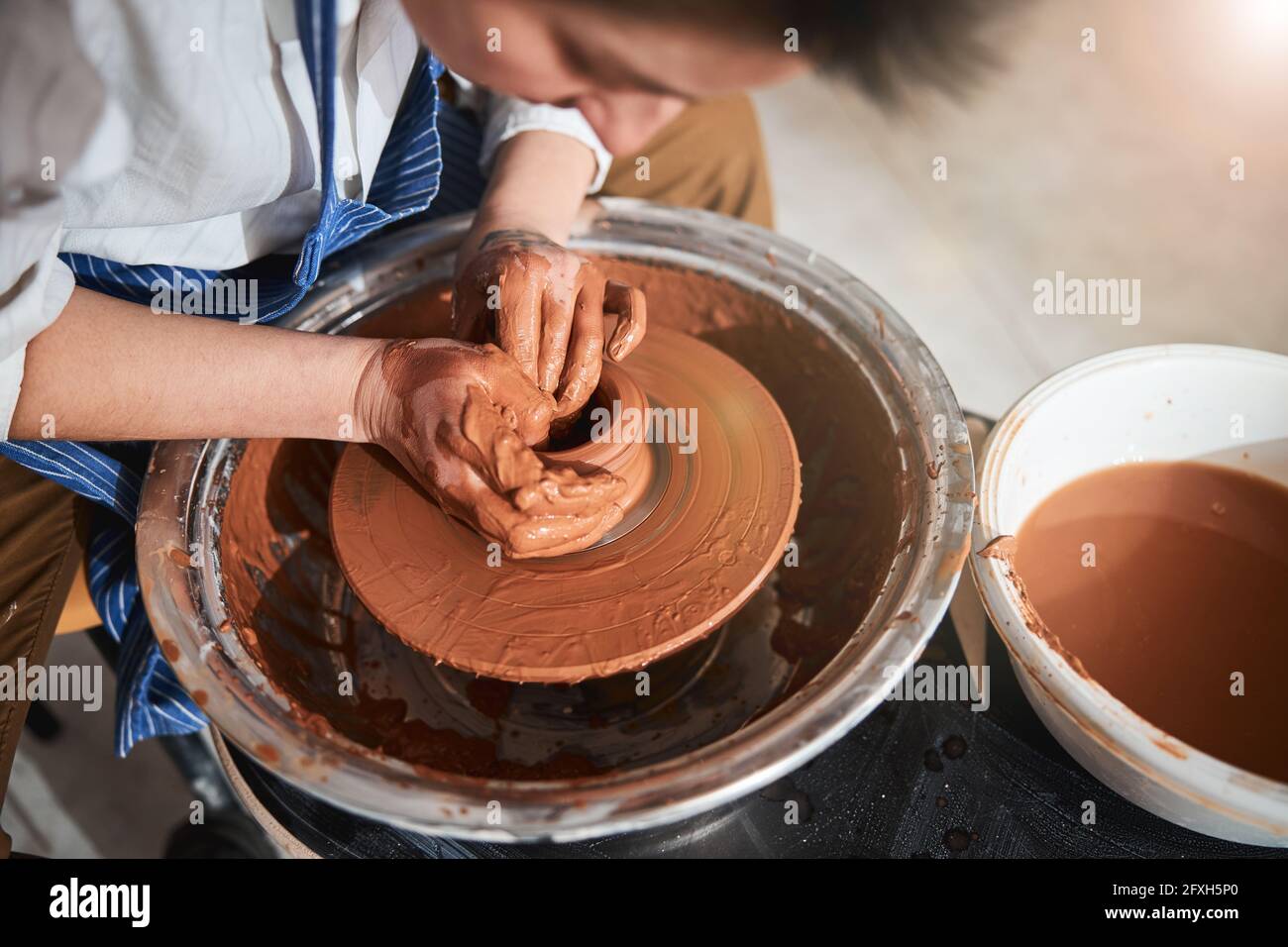 Foto enfocada en la fabricación de platos de cerámica para mujer Fotografía  de stock - Alamy