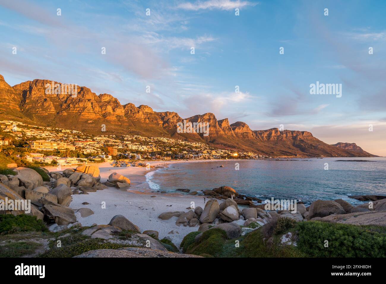 Puesta de sol sobre Camps Bay Beach en Ciudad del Cabo, Cabo Occidental, Sudáfrica. Foto de stock