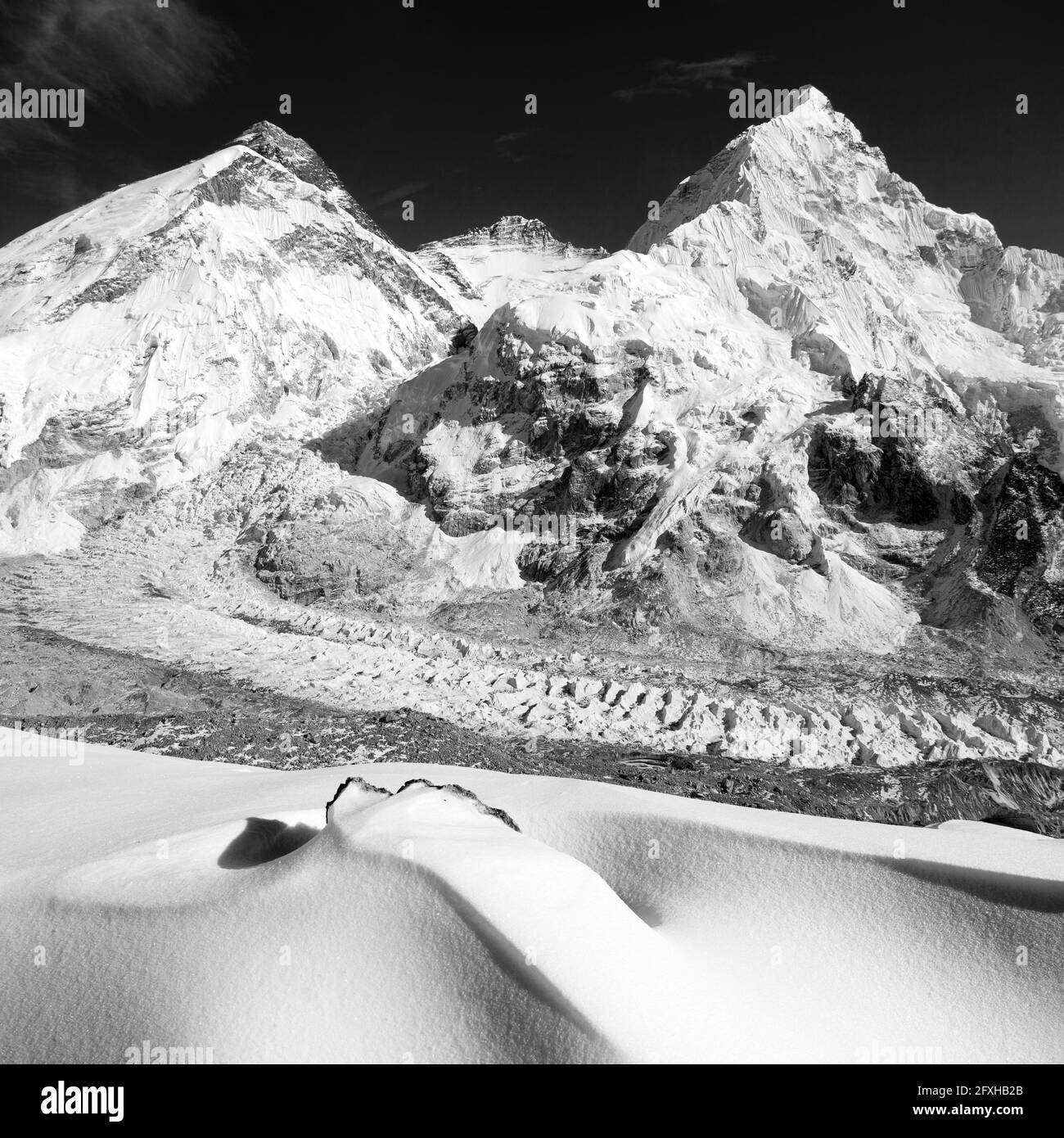 Vista del Monte Everest, Lhotse y Nuptse desde el campamento base de Pumo Ri, camino al campamento base del Monte Everest, el parque nacional de Sagarmatha, las montañas del Himalaya de Nepal, Foto de stock
