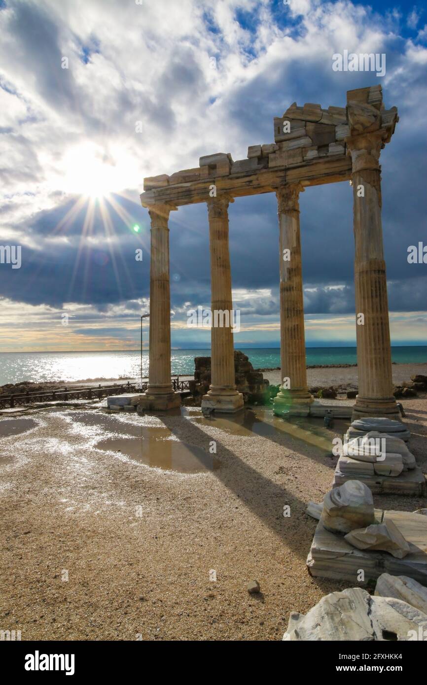 Templo de Apolo después de lluvia con cielo nublado, griego antiguo histórico columnas de mármol en Side Antalya Turquía Foto de stock