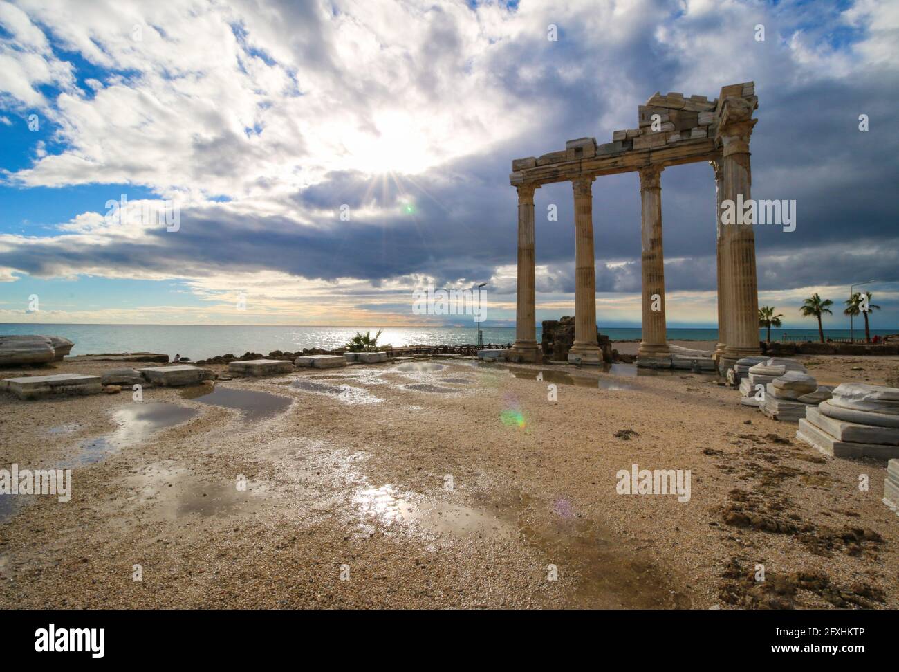 Templo de Apolo después de lluvia con cielo nublado, griego antiguo histórico columnas de mármol en Side Antalya Turquía Foto de stock