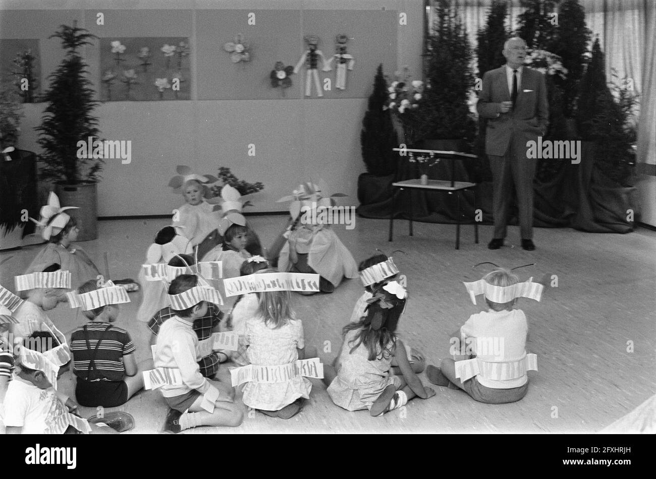 Niños vestidos de kindergarten Imágenes de stock en blanco y negro - Alamy