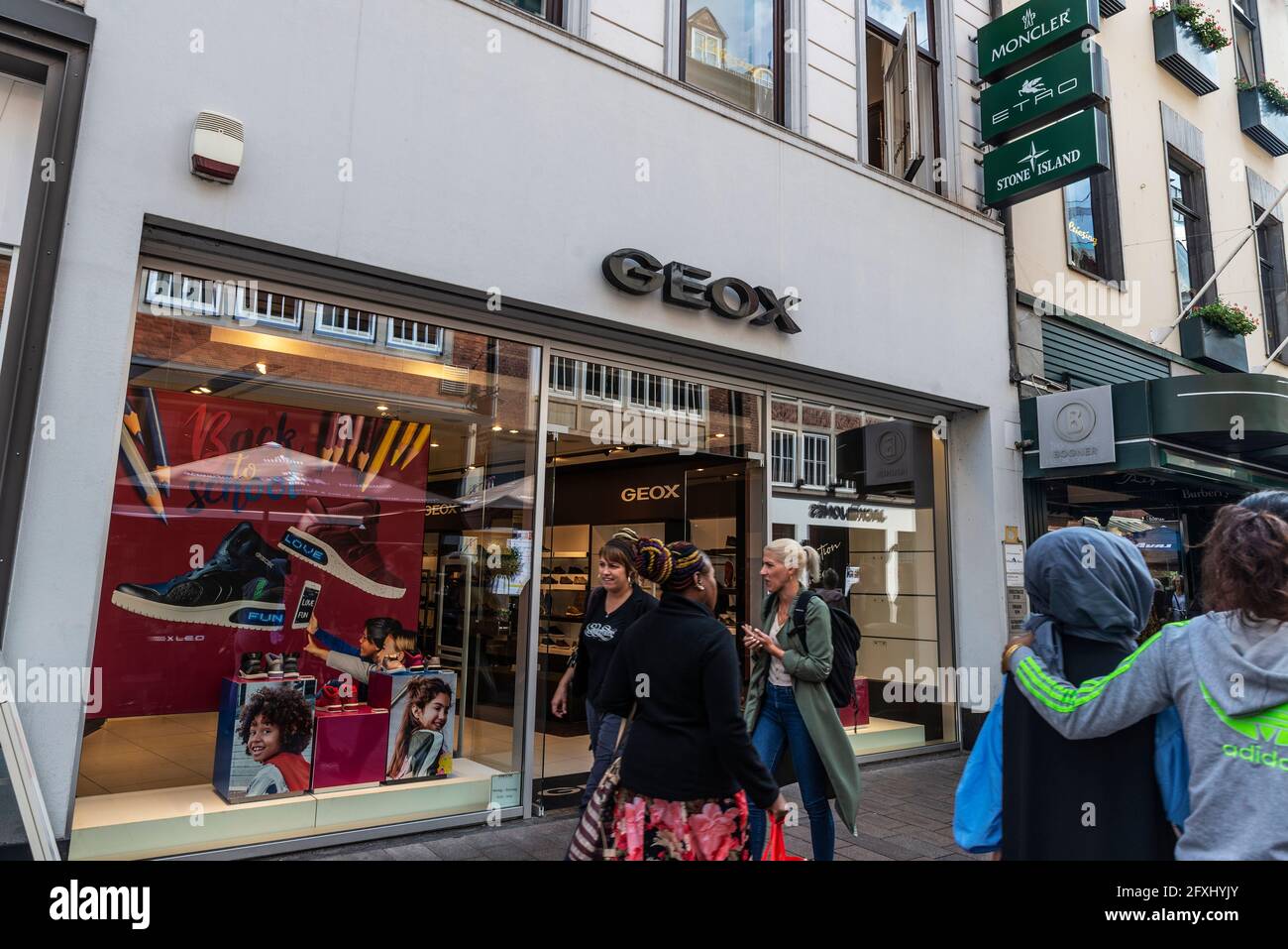 Bremen, Alemania - 19 de agosto de 2019: Fachada de una zapatería Geox con  gente alrededor en una calle comercial de Bremen, Alemania Fotografía de  stock - Alamy