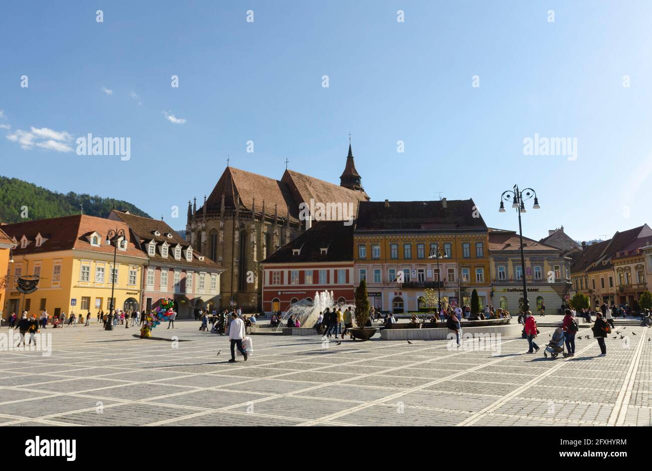 Vista general de la Plaza del Consejo en el Centro Histórico de Brasov, Rumania - Foto: Geopix Foto de stock
