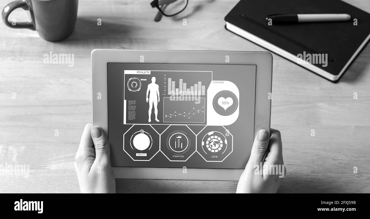 Composición monocroma de la persona en el escritorio sosteniendo la tableta con médico pantalla de interfaz de datos de investigación Foto de stock