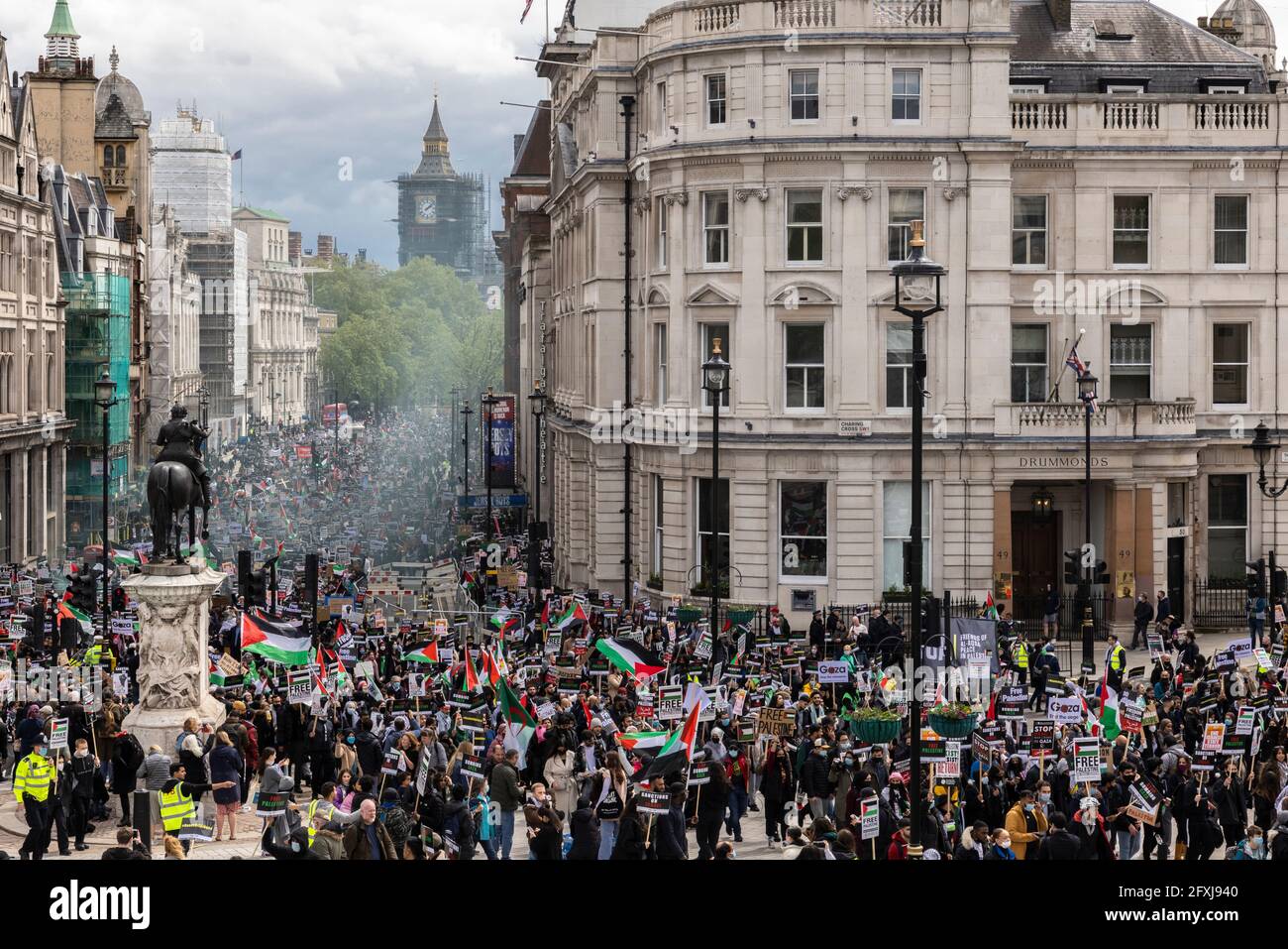 Una gran multitud de manifestantes marchando por Whitehall con Big Ben de fondo, Free Palestine Protest, Londres, 22 de mayo de 2021 Foto de stock